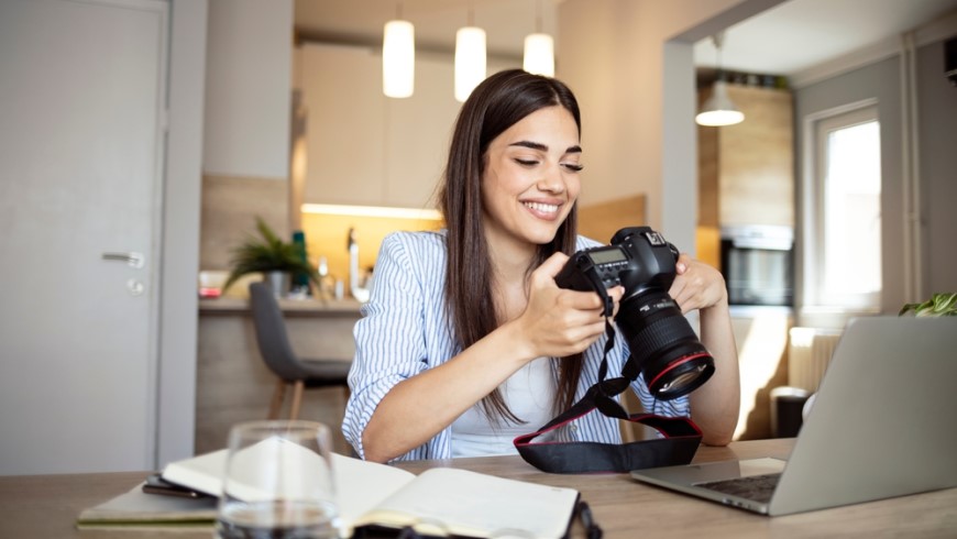 Jak vybrat objektiv? žena zpracovává fotky na notebooku