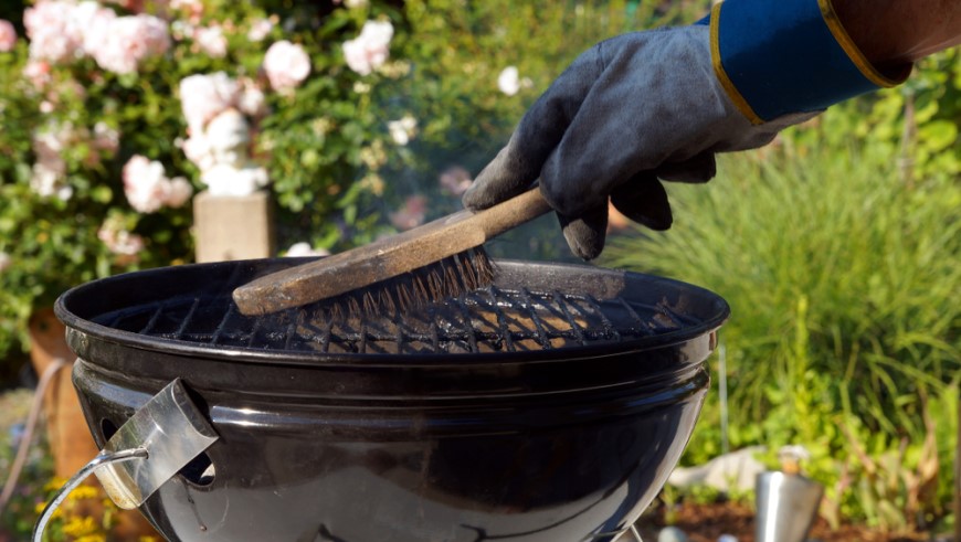 Jak vyčistit gril? Grilovací kartáč; čištění grilu a roštu