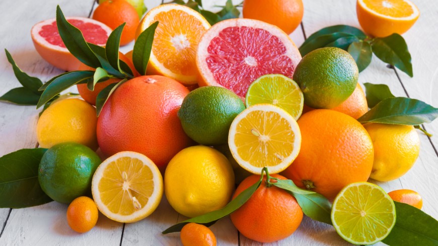 Co (ne)patří do ledničky? Hromádka citrusů.