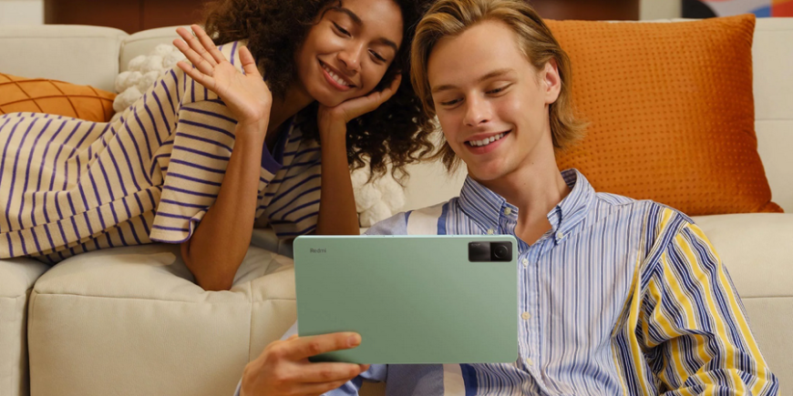 Jak vybrat tablet? dva mladí lidé videotelefonují pomocí tabletu