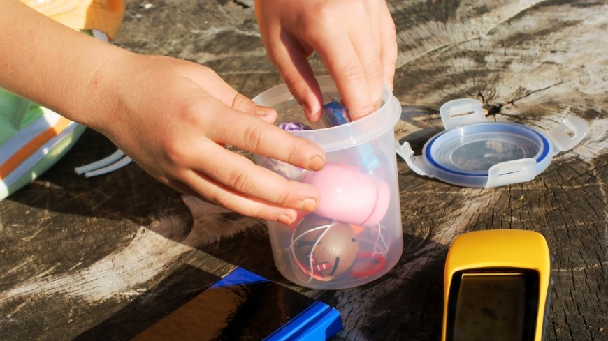 Co je geocaching? Zaujme milovníky turistiky i rodiny s dětmi jak vyzerá keš