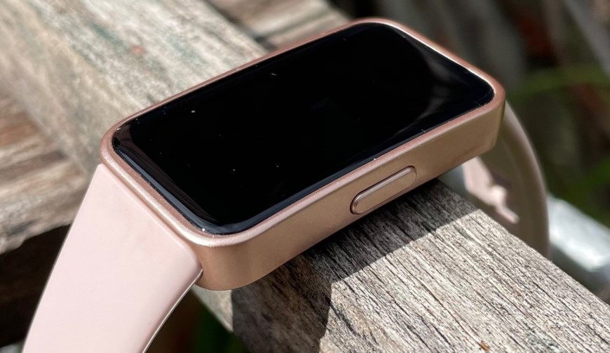 Recenze: Huawei Band 8 – minimalistický vzhledem, maximalistický výkonem Design a displej Huawei Band 8