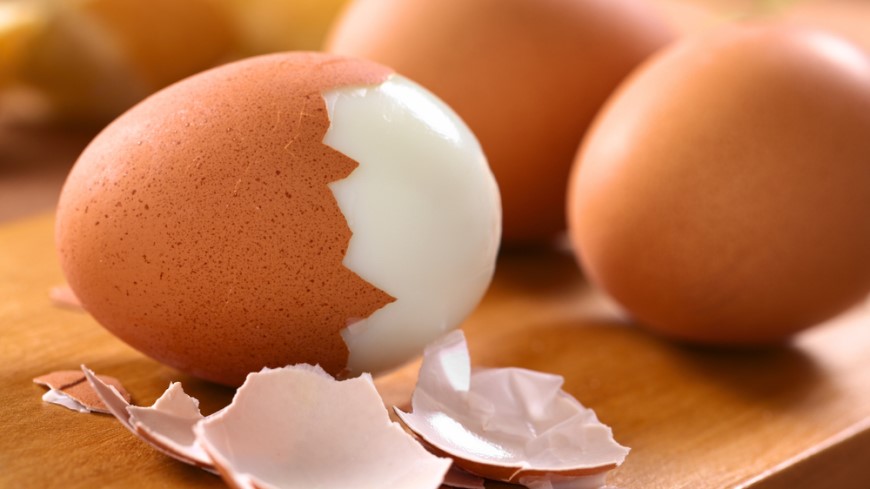 Uvařené vejce, které se právě loupe ze skořápky