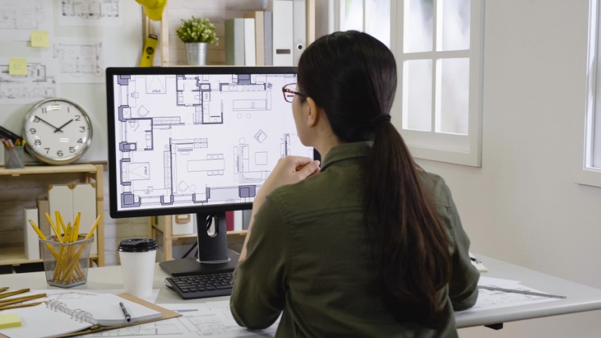 Jak udělat printscreen? Žena pracuje v programu pro architekty a navrhuje rozložení domu