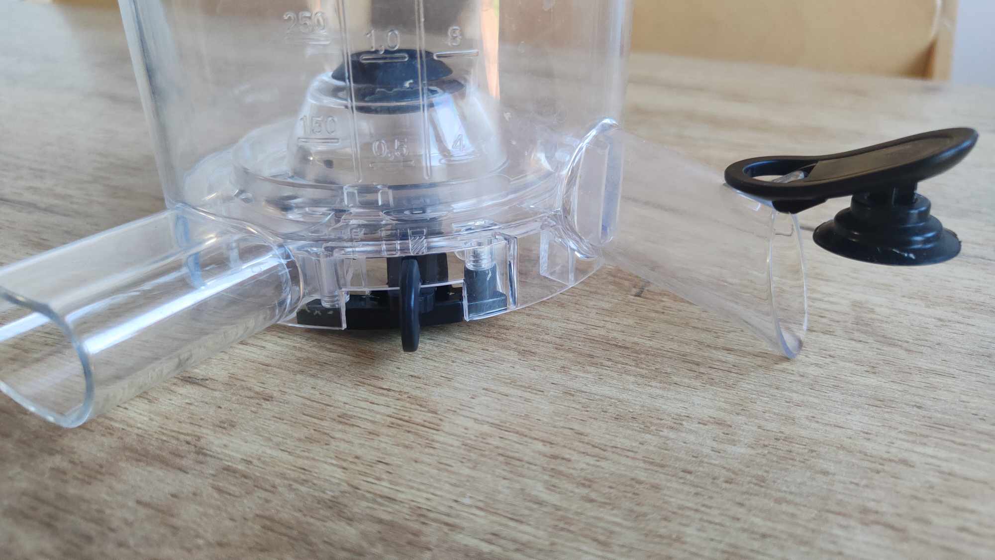 Recenze: Odšťavňovač Bosch MESM731M – velká porce vitamínů Recenze_bosch_odstavnovac-04