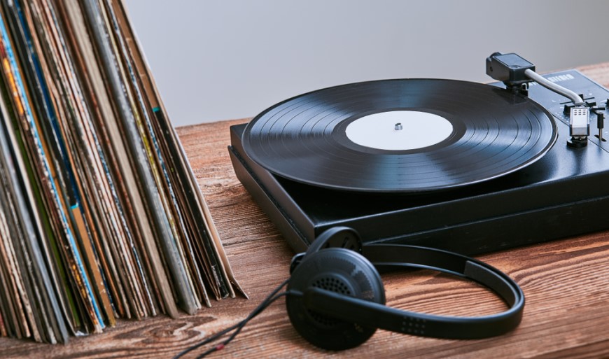 gramofonové desky, sluchátka a gramofon
