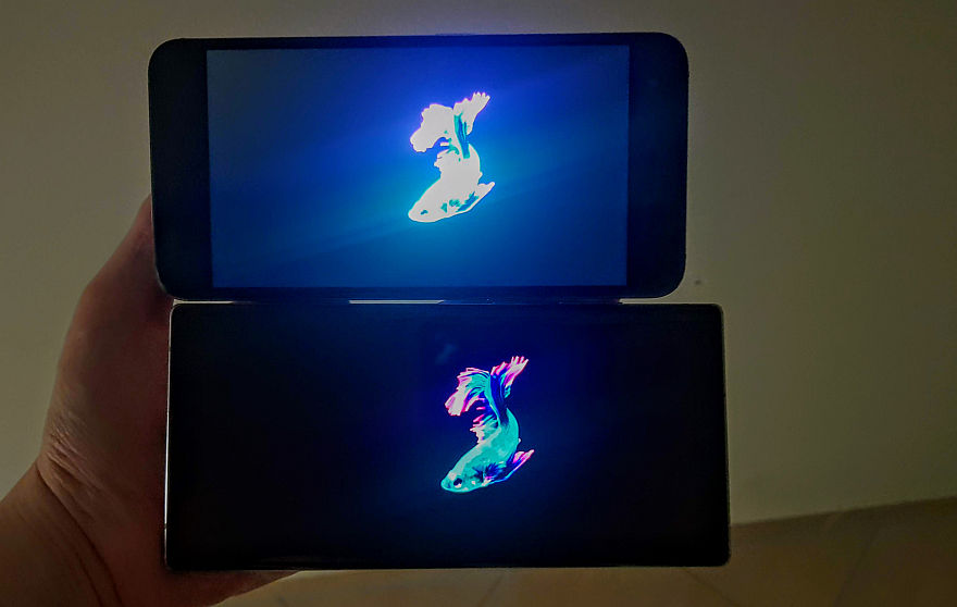 Z čeho se skládá smartphone Samsung Galaxy? Dílů jsou v něm stovky Displeje Samsung
