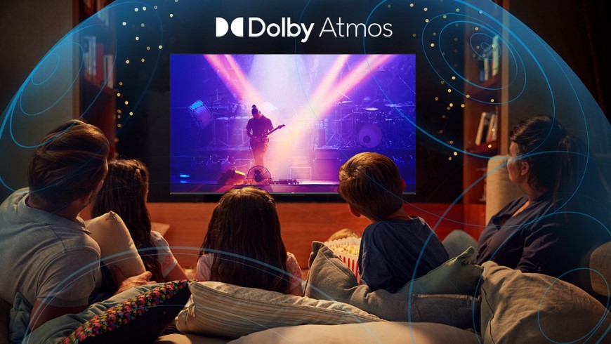 rodina sleduje koncert v televizi s doby atmos
