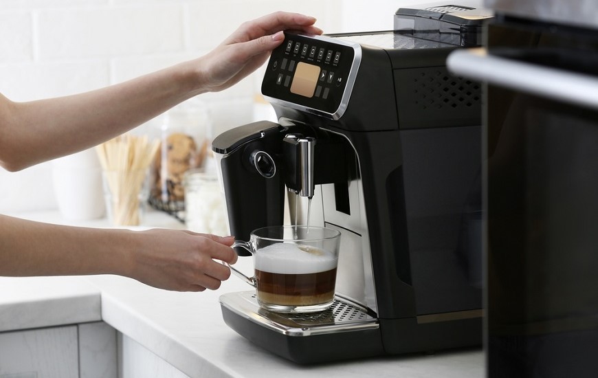 Tipy na dárky pro celou rodinu: po čem touží vaši nejbližší? Automatický kávovar na Vánoce