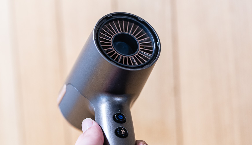Recenze: Fén Remington D6077 ONE Dry & Style zajistí profesionální styling vašich vlasů detail fénu