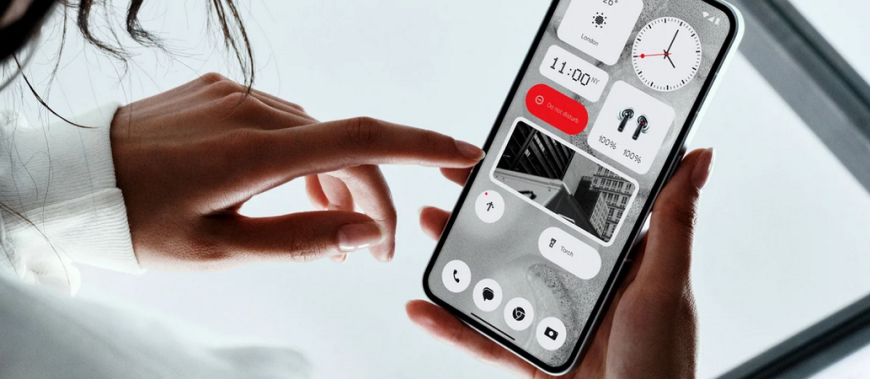 Odemčený displej mobilního telefonu – widgety jako hodiny a kalendář.