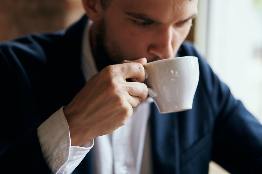Káva NERO exkluzivně v DATARTu Muž v obleku pije kávu