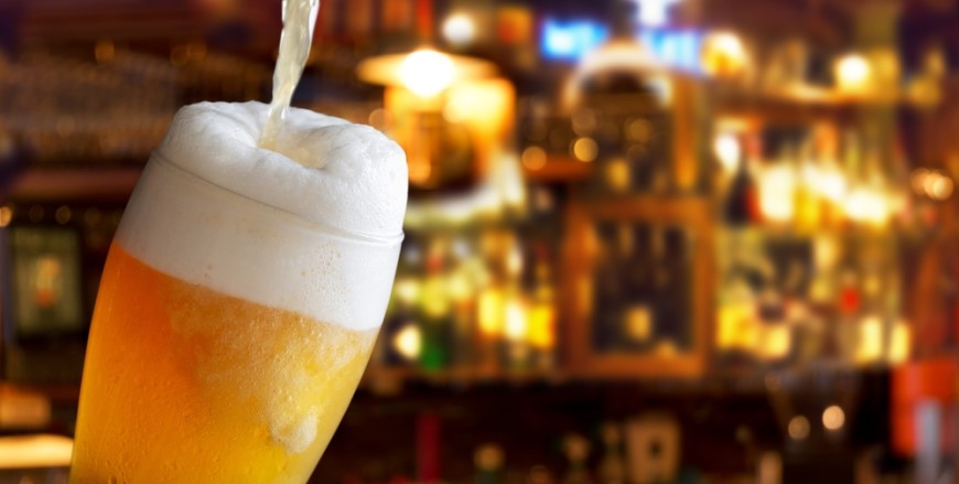 Jak správně načepovat pivo? Díky našim tipům to zvládnete hravě i u vás v obýváku či na zahradní party! Jak čepovat pivo