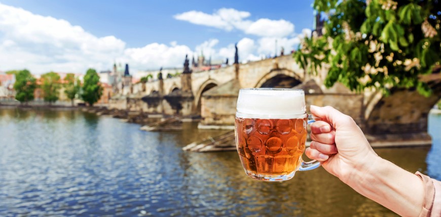 Jak správně načepovat pivo? Díky našim tipům to zvládnete hravě i u vás v obýváku či na zahradní party! Jak čepovat pivo