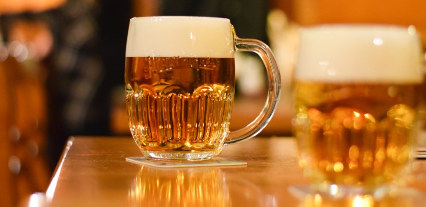 Jak správně načepovat pivo? Díky našim tipům to zvládnete hravě i u vás v obýváku či na zahradní party! Jak správně čepovat pivo