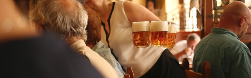 Jak správně načepovat pivo? Díky našim tipům to zvládnete hravě i u vás v obýváku či na zahradní party! Jak správně čepovat pivo