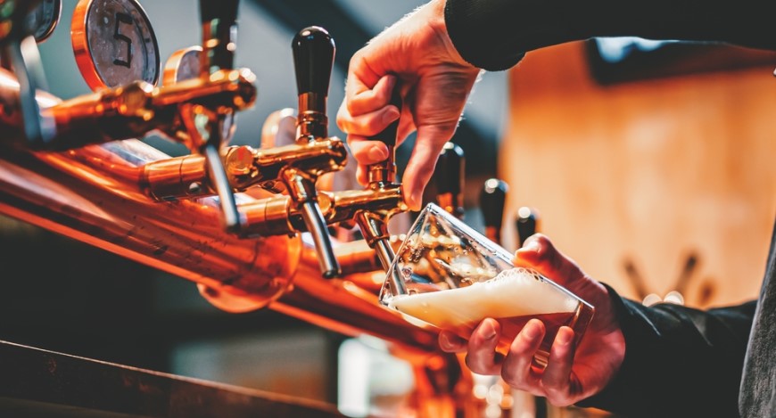 Jak správně načepovat pivo? Díky našim tipům to zvládnete hravě i u vás v obýváku či na zahradní party! Jak správně čepovat pivo
