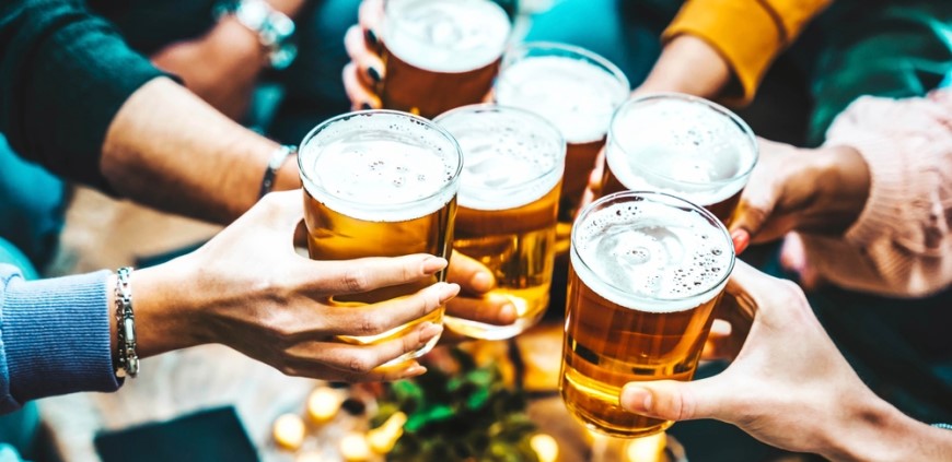Jak správně načepovat pivo? Díky našim tipům to zvládnete hravě i u vás v obýváku či na zahradní party! Jak čepovat pivo