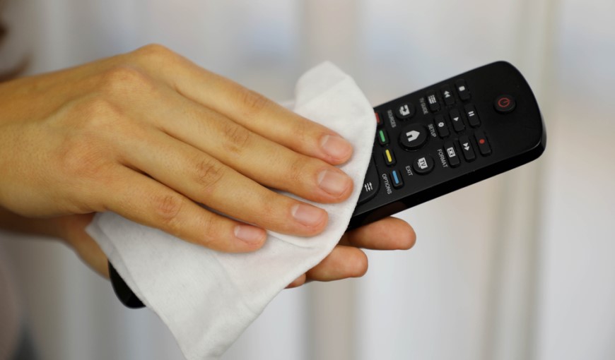 Jak vyčistit televizní obrazovku? čištění ovladače vlhčeným ubrouskem