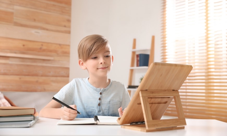 Jak vybrat tablet? dítě dělá domácí úkol a má před sebou tablet