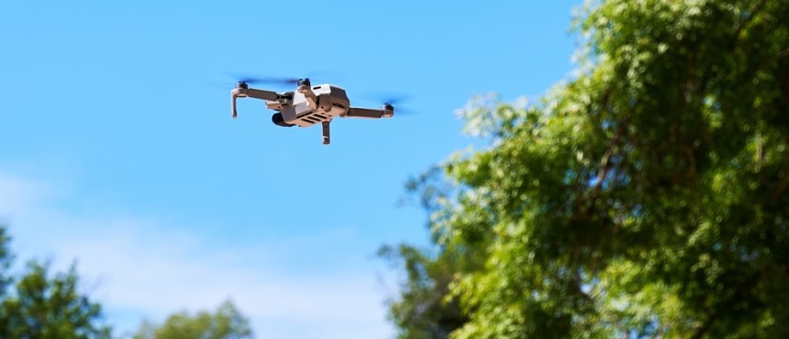 Dron létá ve vzduchu