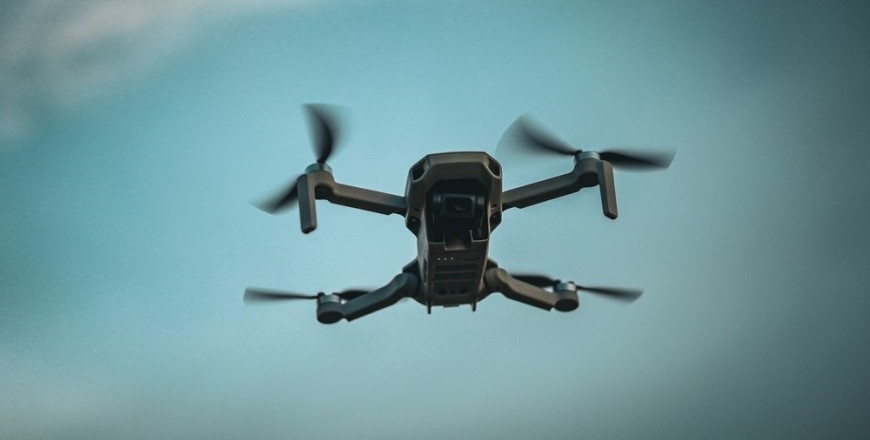 Dron ve vzduchu