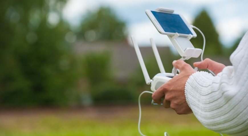 Dálkový ovladač na dron se stojánkem na mobilní telefon