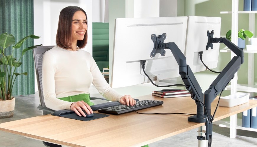 Předcházejte bolestem při práci díky ergonomickému příslušenství Leitz a Kensington Ergonomické příslušenství