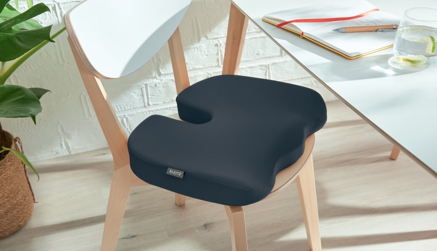 Předcházejte bolestem při práci díky ergonomickému příslušenství Leitz a Kensington Ergonomický podsedák