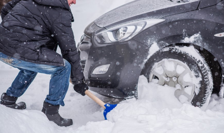 Jak nasadit sněhové řetězy zapadlé auto