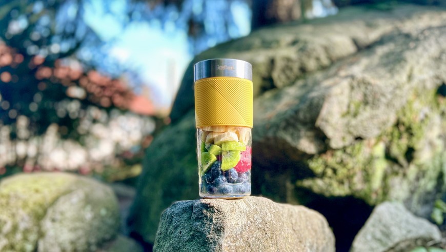 Přenosný mixér Tefal Smoothie Lightmix, žlutý, na cestách