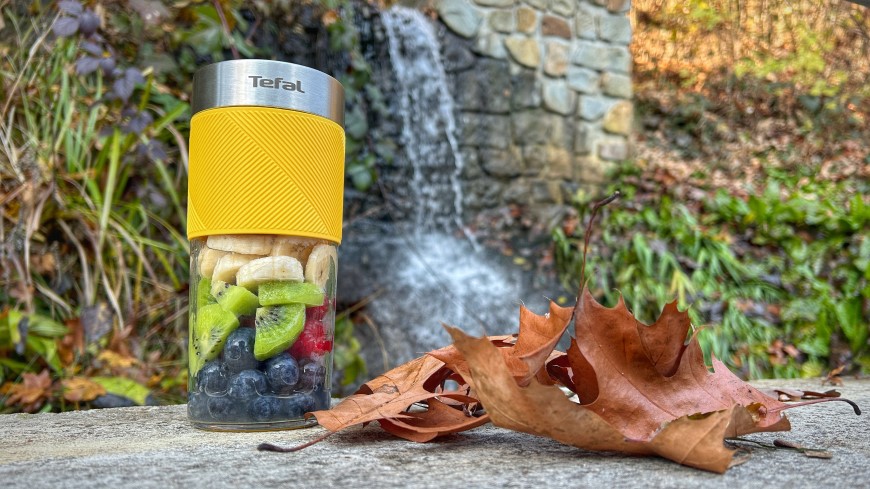 Přenosný mixér Tefal Smoothie Lightmix, žlutý, v podzimní terénu