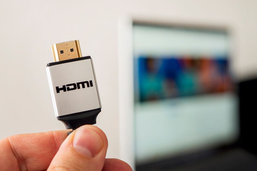 Detail na koncovku HDMI kabelu.