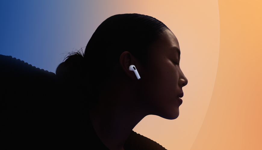 Proč si pořídit AirPods? Žena poslouchá hudbu se sluchátky Apple AirPods