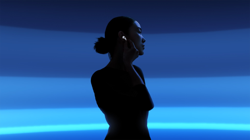 Proč si pořídit AirPods? Žena poslouchá hudbu pomocí Apple AirPods