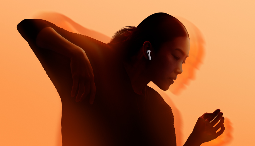 Proč si pořídit AirPods? Žena tančí a poslouchá hudbu pomocí Apple AirPods