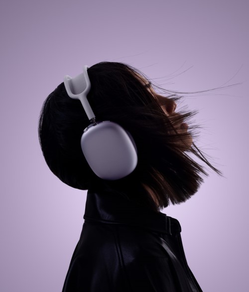 Proč si pořídit AirPods? Žena poslouchá hudbu se sluchátka AirPods Max 2