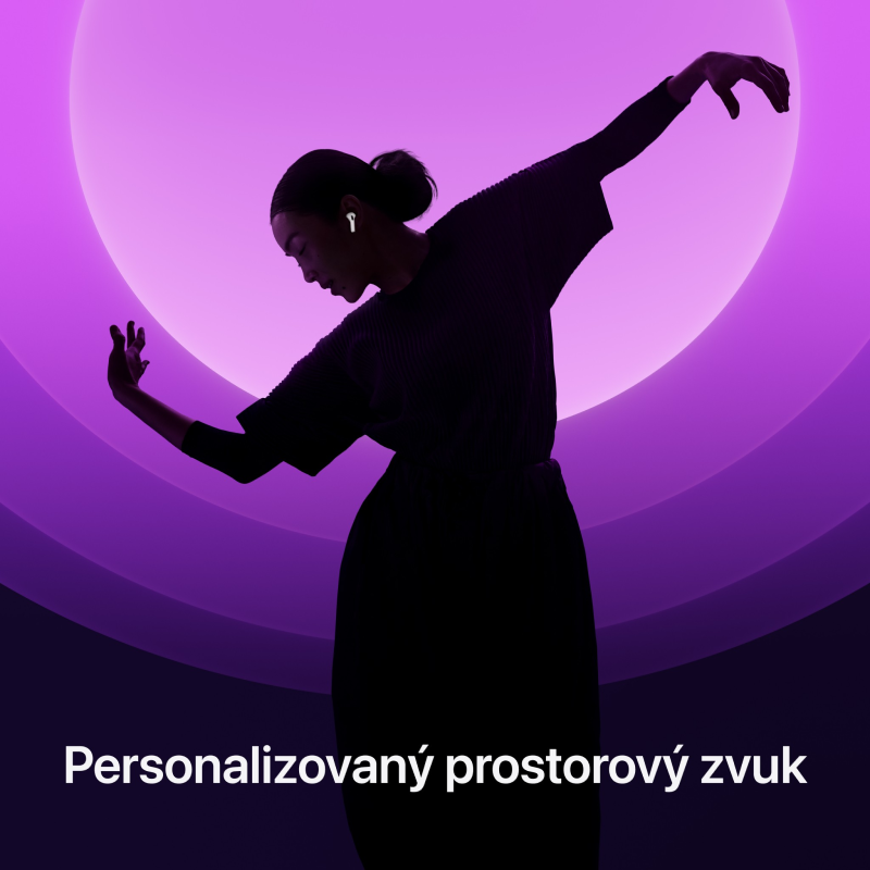 Proč si pořídit AirPods? Žena tancuje, poslouchá hudbu s Apple AirPods nad nápisem