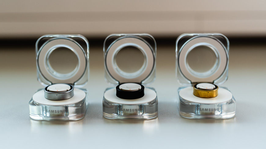 Recenze: Samsung Galaxy Ring – Omotá si vás kolem prstu Chytré prsteny Samsung Galaxy Ring ve stříbrném, černém a zlatém provedení spolu s nabíjecími pouzdry