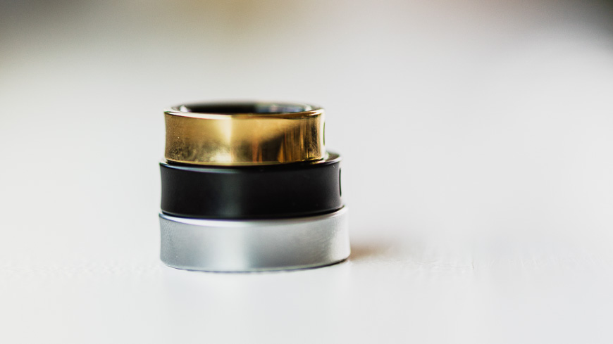 Recenze: Samsung Galaxy Ring – Omotá si vás kolem prstu Chytré prsteny Samsung Galaxy Ring ve stříbrném, černém a zlatém provedení, ležící na sobě