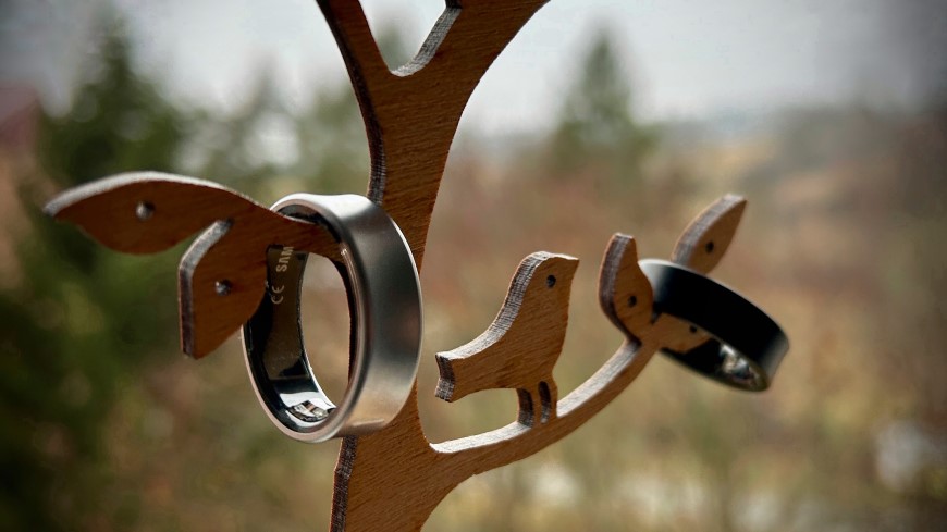 Recenze: Samsung Galaxy Ring – Omotá si vás kolem prstu Chytrý prsten Samsung Galaxy Ring v černém a stříbrném provedení