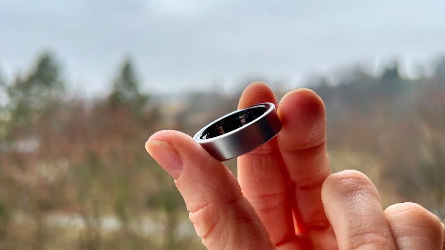 Recenze: Samsung Galaxy Ring – Omotá si vás kolem prstu Chytrý prsten Samsung Galaxy Ring ve stříbrném provedení