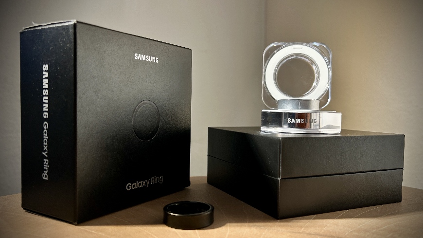 Recenze: Samsung Galaxy Ring – Omotá si vás kolem prstu Chytrý prsten Samsung Galaxy Ring v černém a stříbrném provedení, s krabičkou a nabíjecím pouzdrem