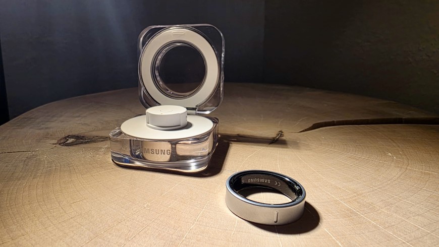 Recenze: Samsung Galaxy Ring – Omotá si vás kolem prstu Chytrý prsten Samsung Galaxy Ring ve stříbrném provedení s nabíjecím pouzdrem v pozadí