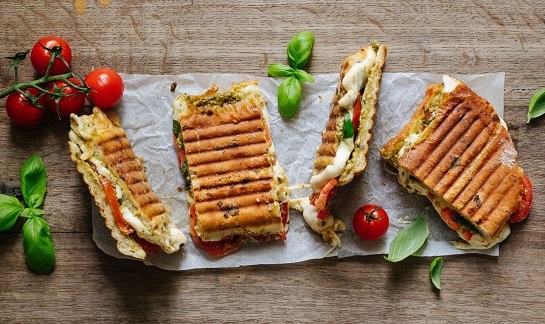Lehké zdravé obědy a svačiny s fritézami, sendvičovači a Pečenkami ETA eta_sorento_panini