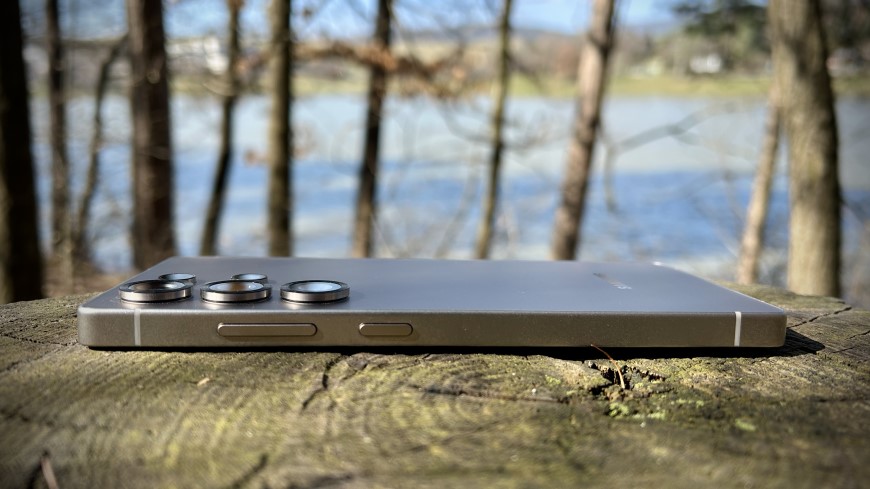Recenze: Samsung Galaxy S25 Ultra – Volání (z) budoucnosti Samsung Galaxy S25 Ultra – šedá varianta smartphonu, pohled z boku