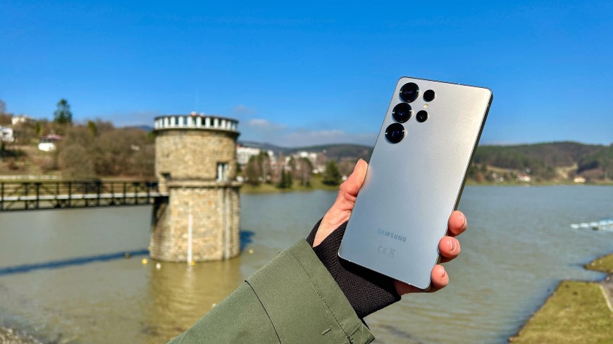 Recenze: Samsung Galaxy S25 Ultra – Volání (z) budoucnosti Samsung Galaxy S25 Ultra – šedý, zadní strana smartphonu