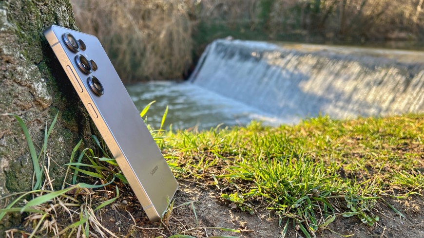 Recenze: Samsung Galaxy S25 Ultra – Volání (z) budoucnosti Samsung Galaxy S25 Ultra v terénu – šedá varianta smartphonu, pohled z profilu
