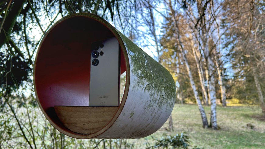 Recenze: Samsung Galaxy S25 Ultra – Volání (z) budoucnosti Samsung Galaxy S25 Ultra v terénu – šedá varianta smartphonu, pohled zezadu