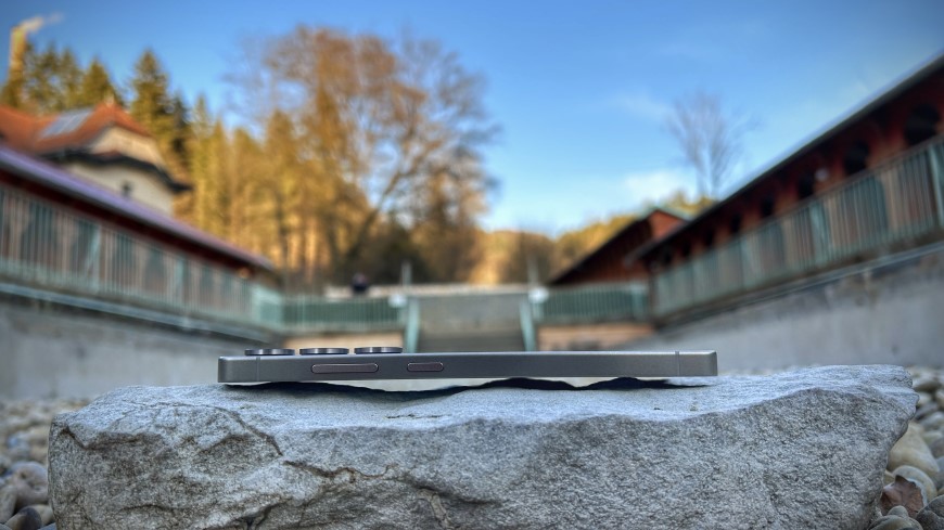 Recenze: Samsung Galaxy S25 Ultra – Volání (z) budoucnosti Samsung Galaxy S25 Ultra – šedý, pohled na smartphone z boku